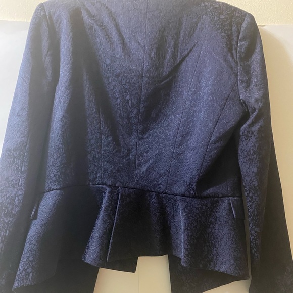 Tahari blue  blazer, in great condition. - Picture 2 of 4